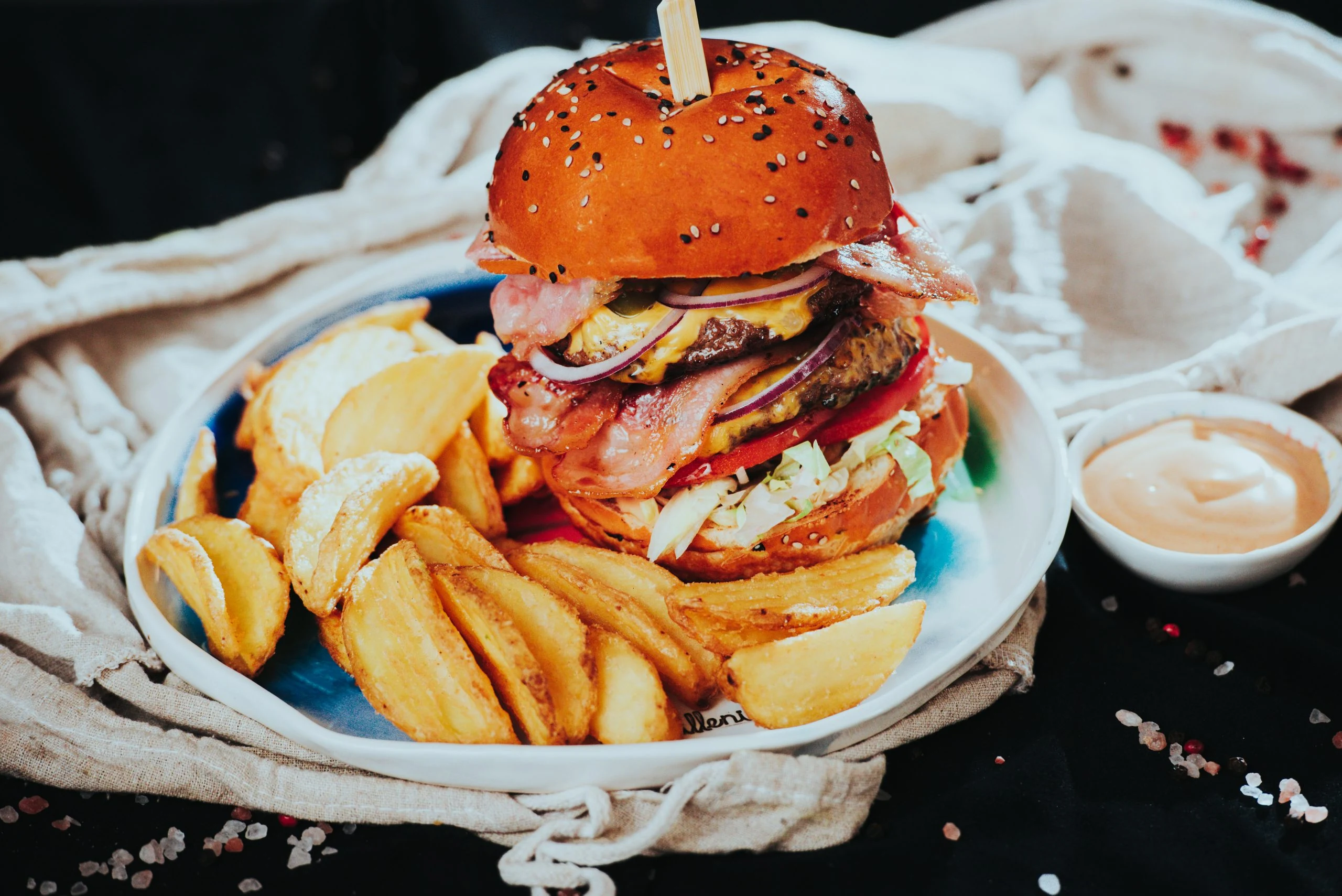 Burger și cartofi pregătiți la The Millenial