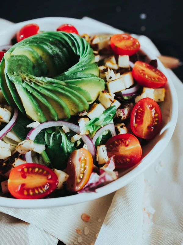SALATA CU HALLOUMI SI AVOCADO