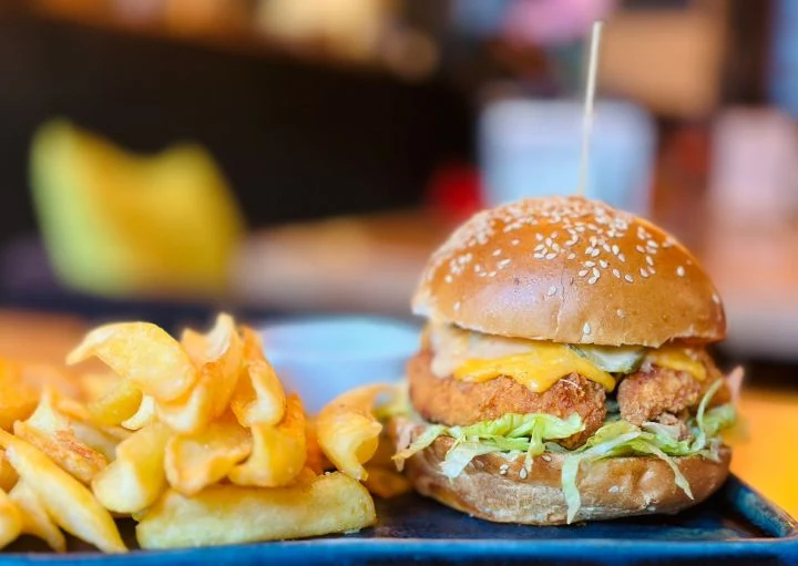 CRISPY CHICKEN BURGER MENIU
